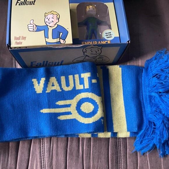 FALLOUT COLLECTOR BOX 5 PIECES VAULT BOY PLANTER, VAULT TEC SCARF, PIN, FIGURINE - Picture 5 of 16